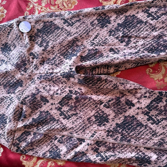 🐍 Victoria’s Secret PINK Ultimate Snake Print Leggings – Size Large 🐍 - Picture 1 of 6